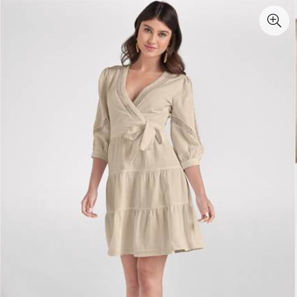 Embroidered trim
Zipper closure at side
Tiered skirt
Hits above the knee 35”